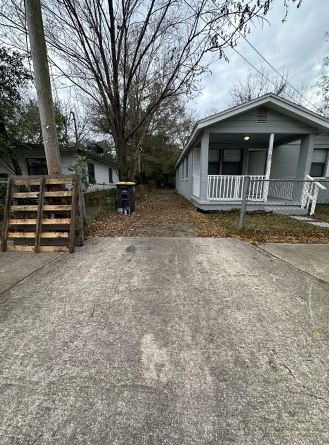 Photo - Renovated** Move in Ready** 3/2 Single Family home : Available Now!