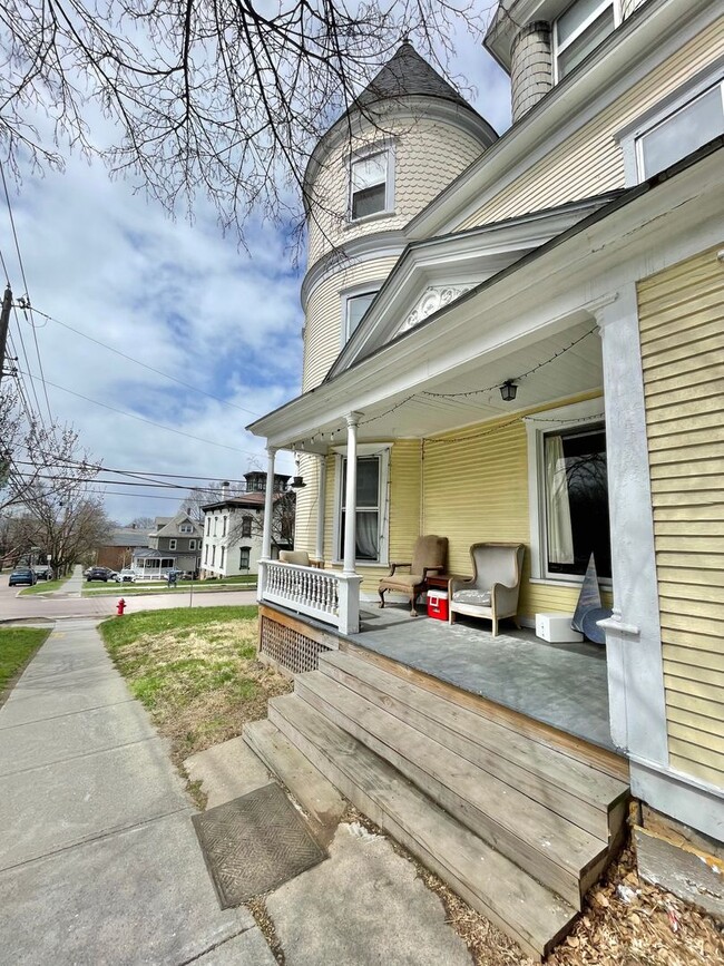 Building Photo - 3 Bedroom Apartment Superior Location South End of Burlington VT Available between 6/5-6/15 Unit 2