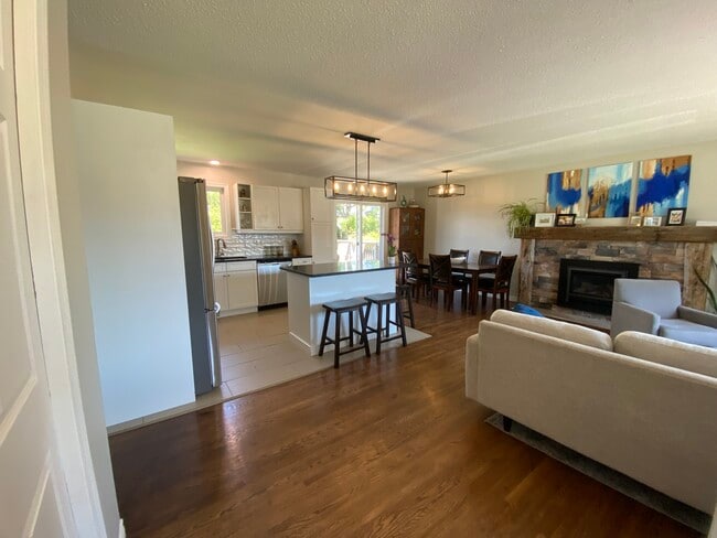 Photo - 877 Dynes Rd
