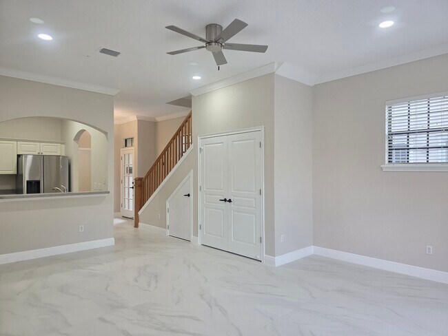 Photo - 637 Hillcrest St