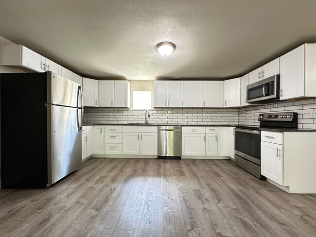 Photo - 3 Bed 2 Bath 2 Stall Garage - Country Styl...