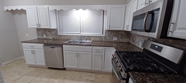 Photo - 1017 Oak Dr