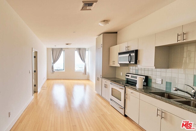 Building Photo - 3810 Wilshire Blvd Unit 1008 Rental