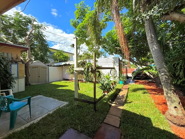 Building Photo - 2515 McKinley St Unit Rear