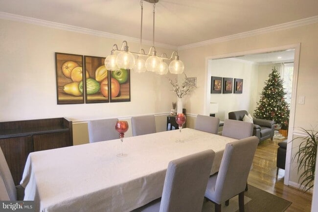 Photo - 10277 Gainsborough Rd