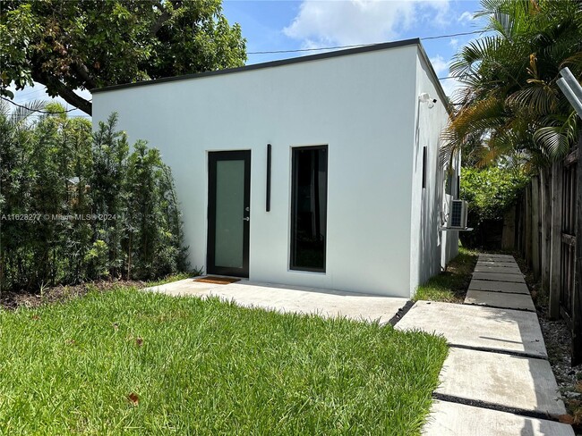 Building Photo - 1868 SW 17th St Rental