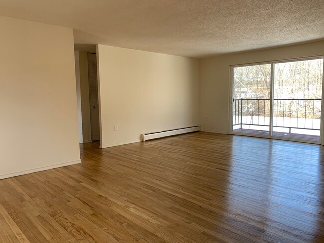 Building Photo - Lakeview Apartments Unit 20A-1