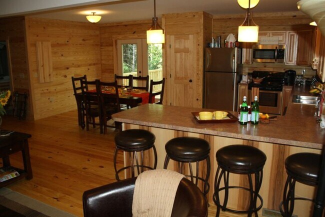 Available 6/1/26 - Student Housing 6 BR 3 BA Log Cabin Close to W&L - Available 6/1/26 - Student Housing 6 BR 3 BA Log Cabin Close to W&L