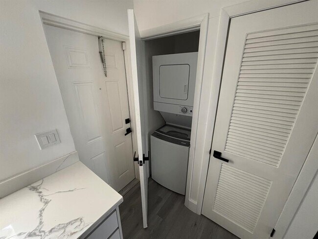 Photo - 880 SE 12th St Unidad 2