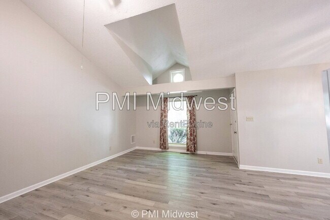 Photo - 100 E King St
