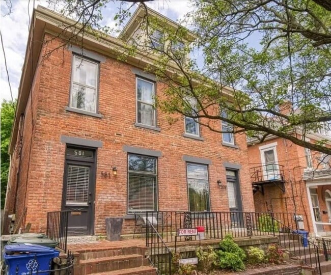 Building Photo - Charming 2BR Top Floor Apartment in Columbus