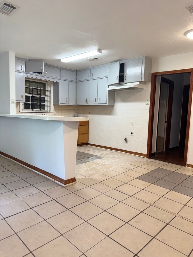 Photo - 6015 Doulton Dr