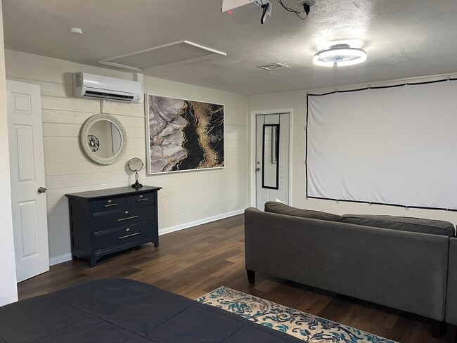 Photo - 885 Derbyshire Rd