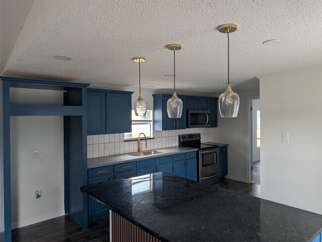 Photo - 608 CR-5102I