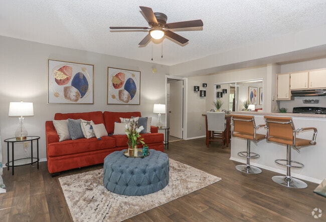 2BR, 2BA - 925SF