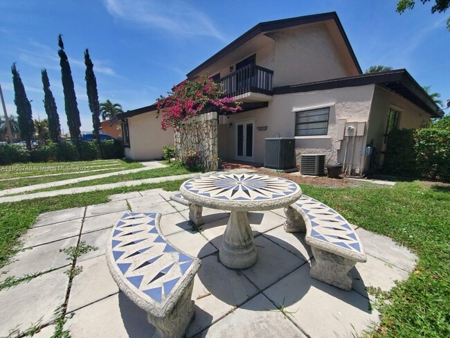 Building Photo - 600 SW 89th Ct Unit B-First Floor Rental