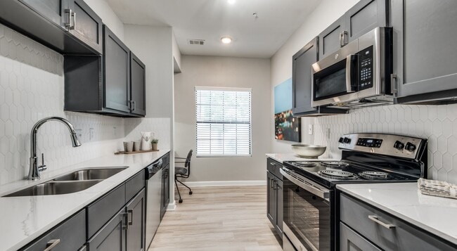 1BD, 1BA - 807 SF - Kitchen - The Vincent Rental