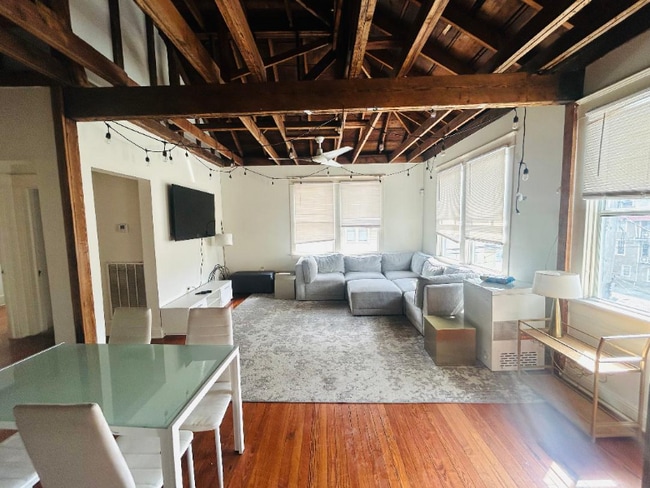 Photo - 939 Broadway St