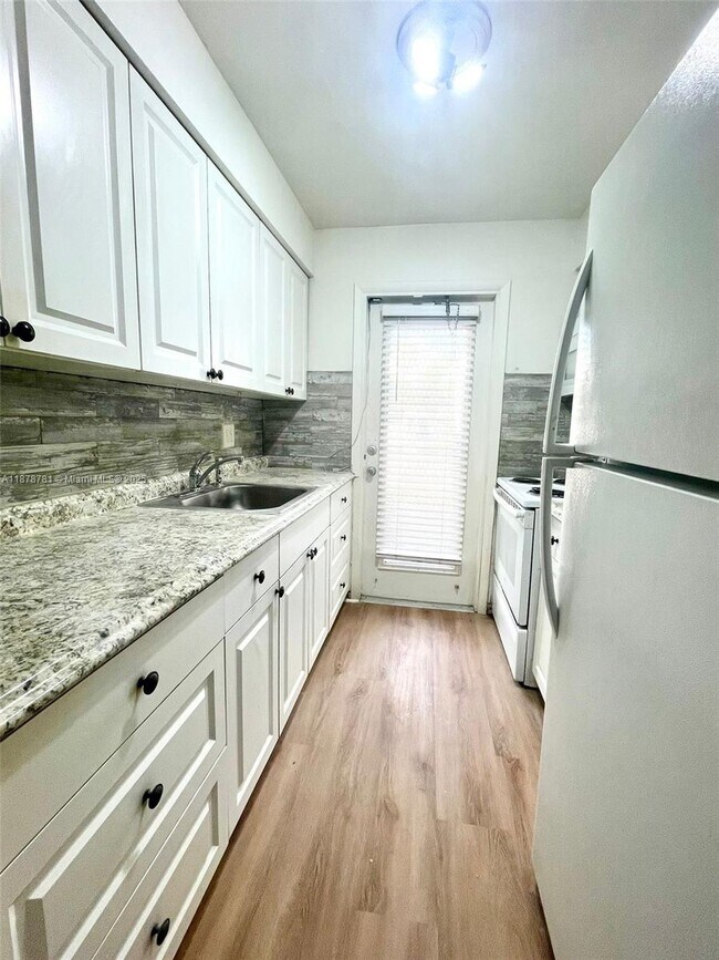 Building Photo - 1816 McKinley St Unit 7 Rental