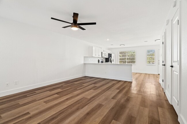 Photo - River Crossing Townhome - 2Bd-2.5BA - Redone to the Nines -  W/D - Resort Pool