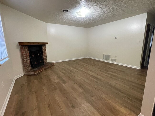 Photo - 102 Redstone Dr
