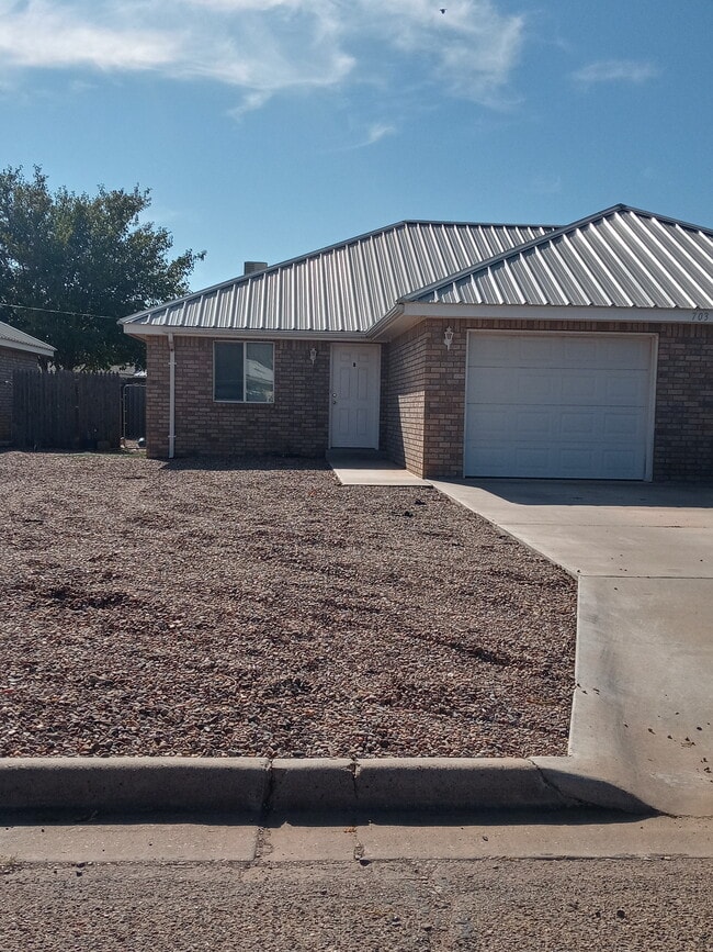 Building Photo - 703 Ave C S