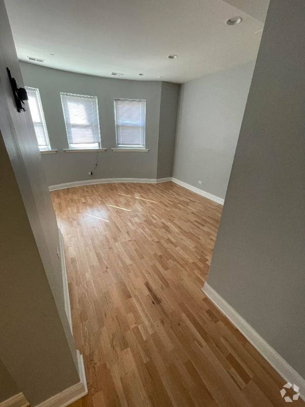 Building Photo - 7401 N Hoyne Ave Unit A Rental