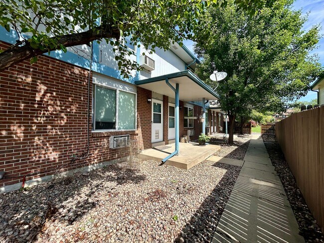 Encantador apartamento con fachada de ladrillo, exuberante vegetación y un acogedor patio de hormigón. - 10756 West 12th Lane