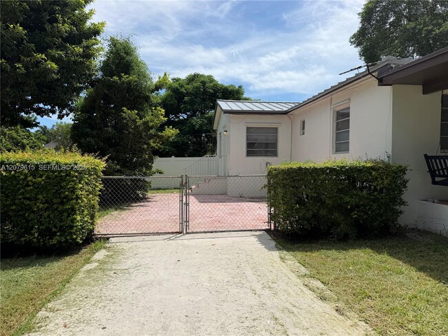 Building Photo - 2725 SW 82nd Ave Unit A