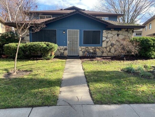 Building Photo - 2 Bedroom Condo in North Davis for September move in!