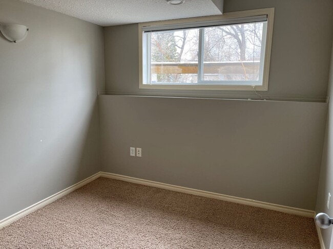 Photo - 3 Bed 1 Bath Unit in Olds, AB Unit 4808B