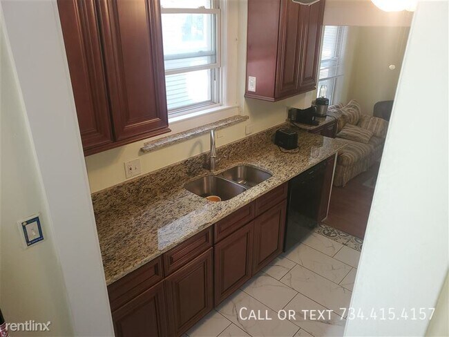 Photo - 1115 White St