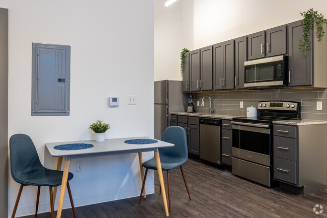 1BR, 1BA - 556SF - Kitchen