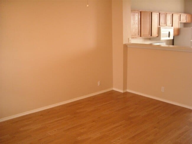 Photo - 2849 Southampton Way