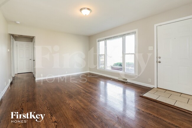 Photo - 461 Clyde Ave