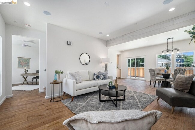 Photo - 731 Beatrice St