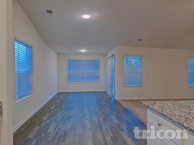 Photo - 202 Sundew Rd