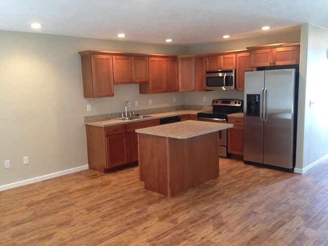 Building Photo - Spacious 3 Bedroom, 3 Full Bathroom Townhouse!!