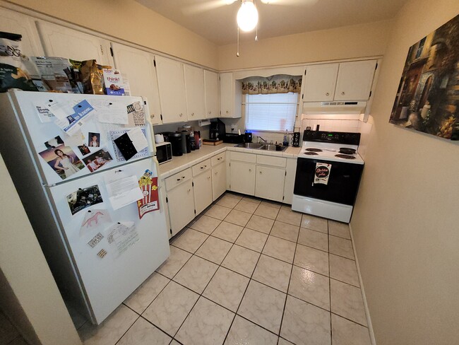 Building Photo - 230 NE 41st St Unit 3