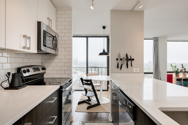 Photo - 345 W Fullerton Pkwy Unit 1706