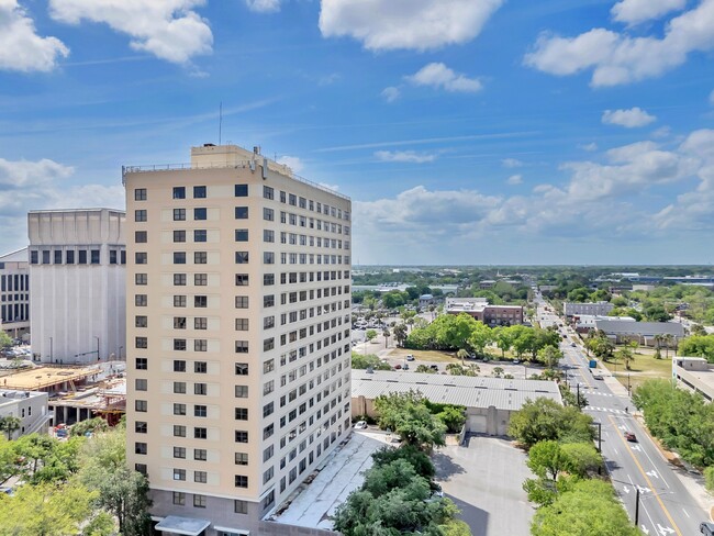 Building Photo - 311 W Ashley St Unit Renovated High-Rise 1BR Rental