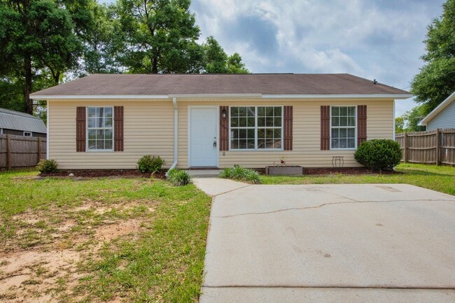 Building Photo - 3 Bedroom/ 2 Bathroom ready December 10th!