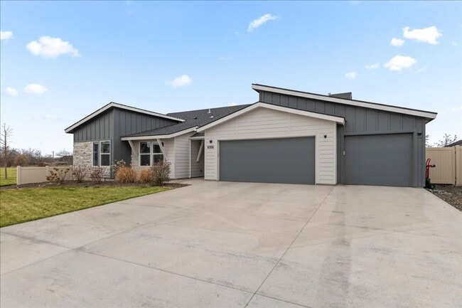 Photo - Single level 4bd/2ba/3 car garage Home in North Meridian