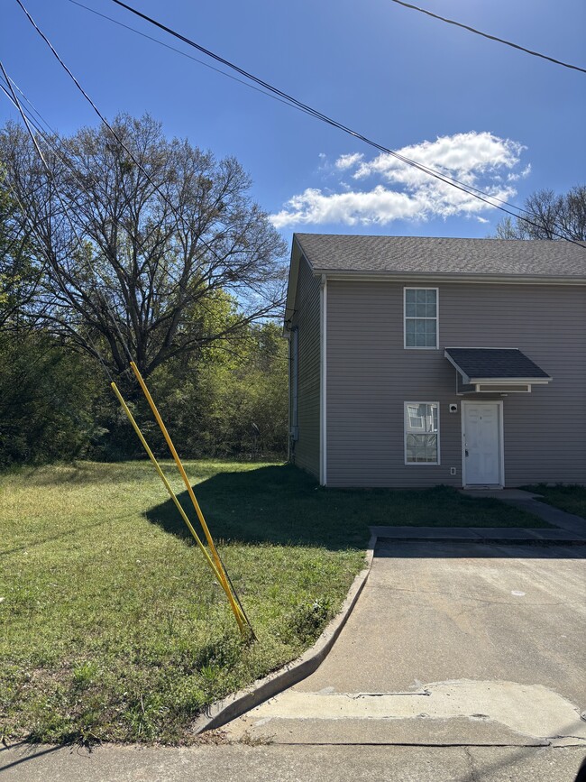 End Unit w/Side Yard - 97 Lily Dr Apt I, Lily Drive Apartments