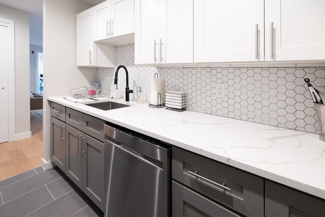 Photo - 1661-1663 Washington St. Unit 102 Unidad 102