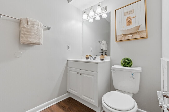 2BR,2.5BA - 918SF - Secondary Bathroom