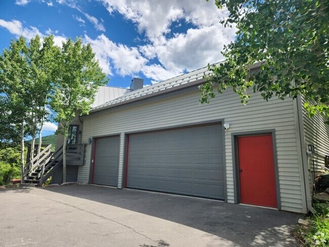 Building Photo - Private Pinebrook Estates Home