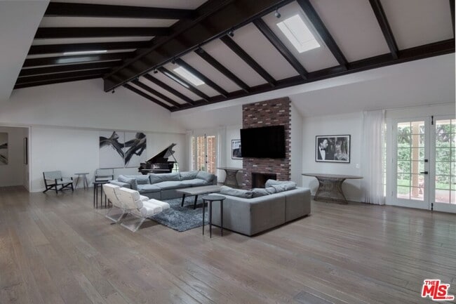 1121 N Beverly Dr
