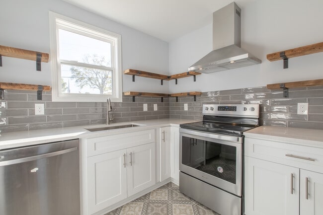 Building Photo - 2418 Maplecrest Dr Unit A