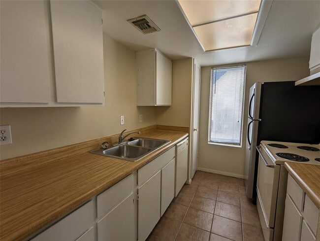 Photo - 7431 Holly Hill Dr